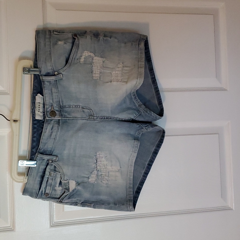 TORRID JEAN SHORT SIZE 16 MID